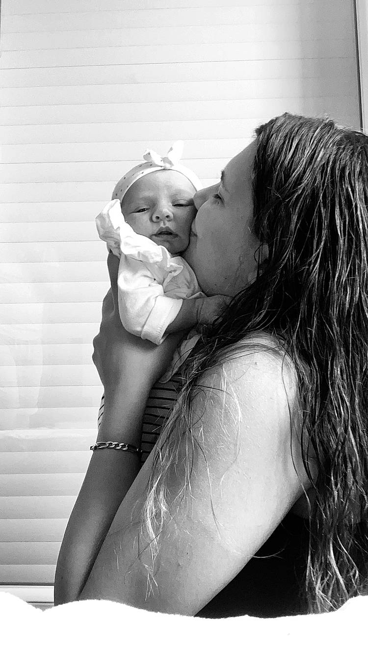 Lyanna participe au concours pour gagner de l'argent avec cette photo : beauty, black, black_and_white, cheek, forehead, hug, interaction, kiss, lip, love, monochrome, monochrome_photography, nose, person, photograph, photography, romance, shoulder, skin, smile