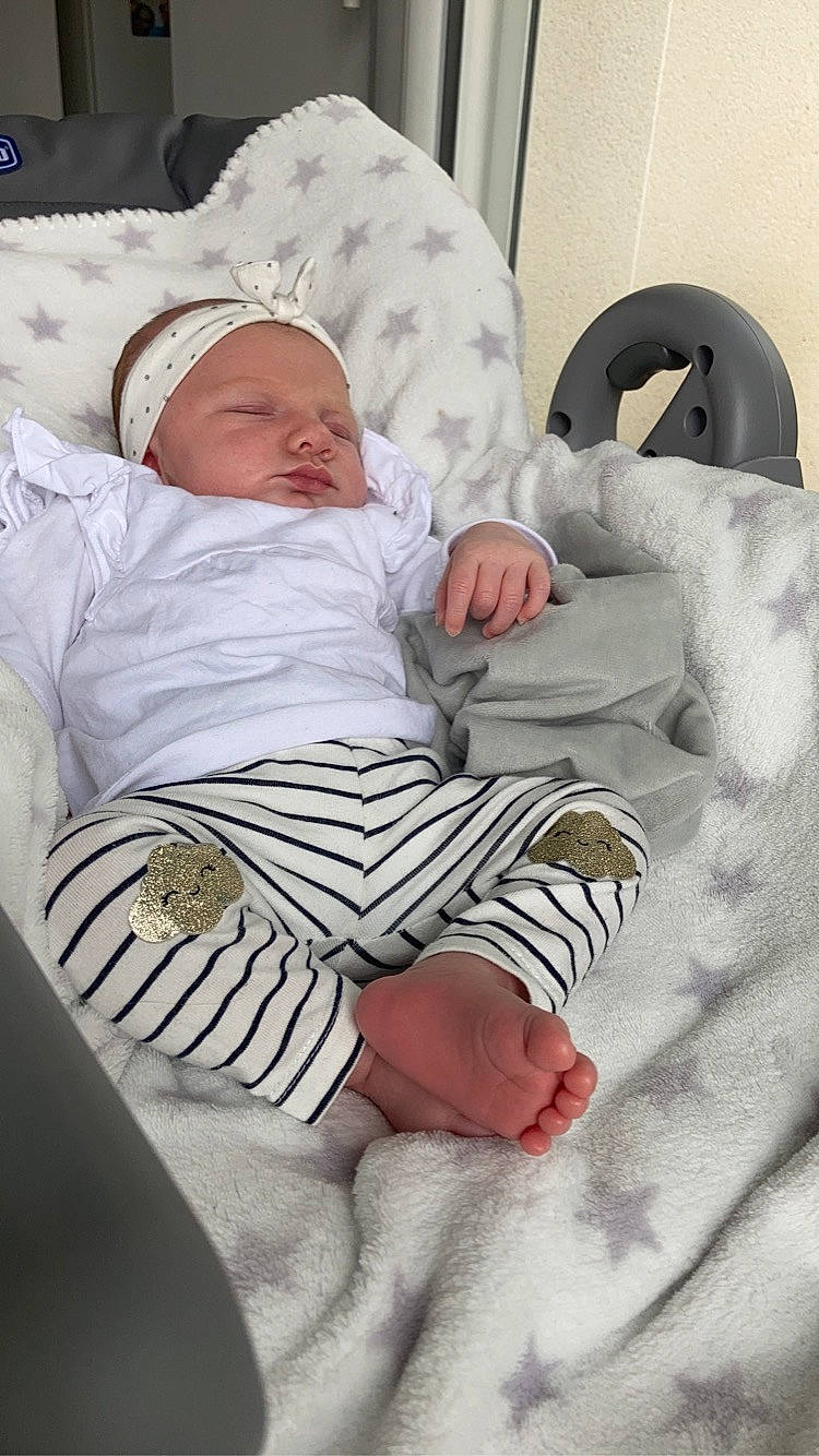 Lyanna participe au concours pour gagner de l'argent avec cette photo : baby, baby_products, baby_safety, baby_sleeping, bed, bedtime, birth, child, comfort, furniture, infant_bed, nap, person, product, sleep, toddler