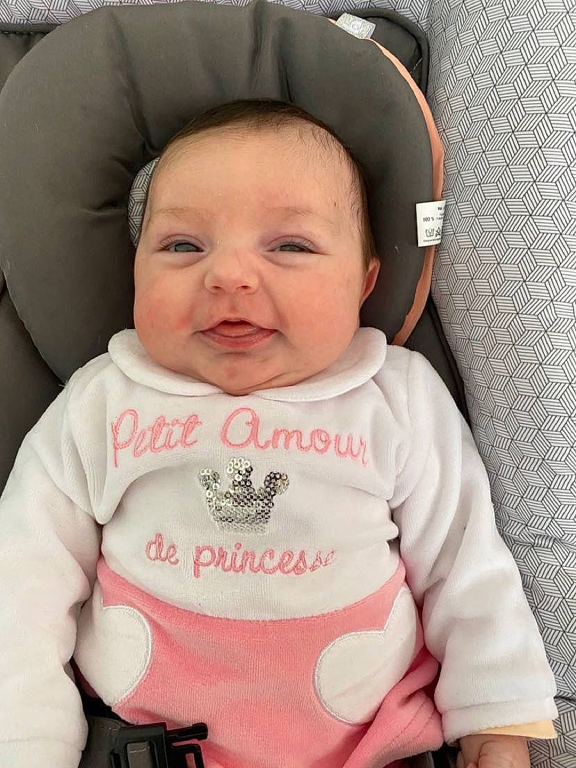 Sheyna a rejoint le concours — aidez-le/la à gagner de superbes lots ! baby, baby_products, baby_toddler_clothing, beauty, cheek, child, collar, comfort, cool, face, happy, neck, outerwear, person, pink, product, skin, sleeve, smile, textile