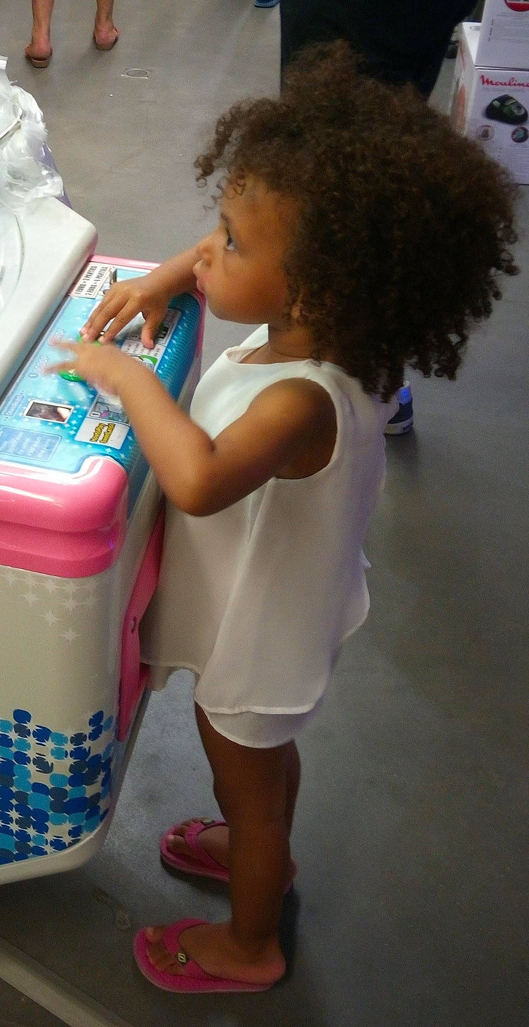 Ambre a rejoint le concours — aidez-le/la à gagner de superbes lots ! afro, baby, box, child, event, flooring, fun, household_supply, human_leg, jheri_curl, person, plastic, play, ringlet, sandal, t_shirt, toddler, vacation, waste_containment