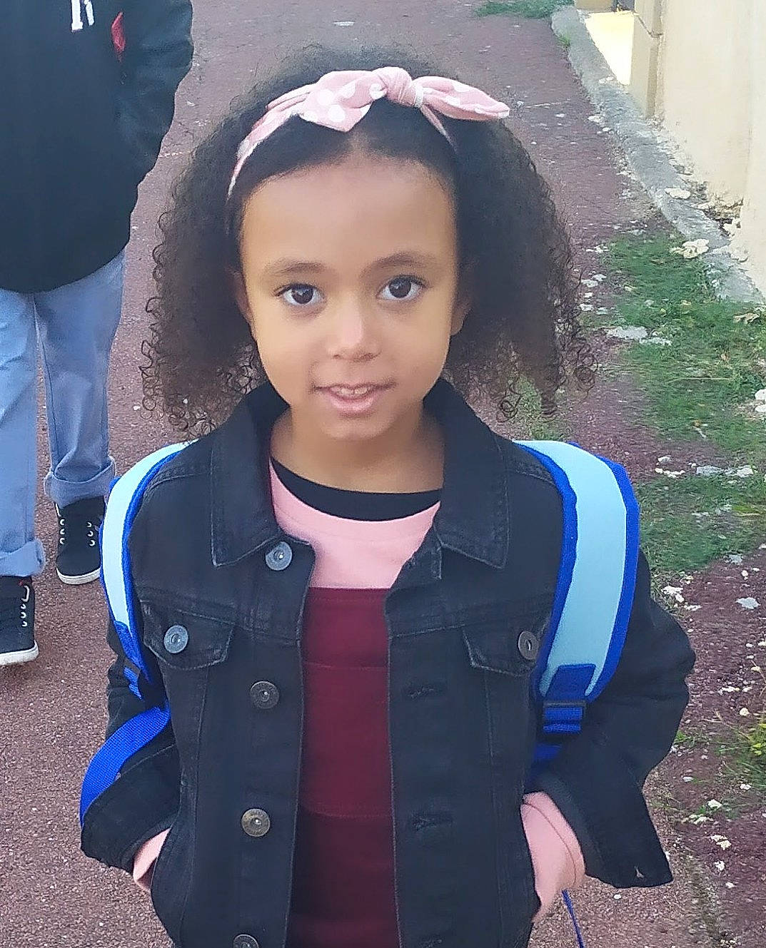 Ambre participe au concours pour gagner de l'argent avec cette photo : baby_toddler_clothing, child, clothing, cool, denim, electric_blue, fashion_accessory, hairstyle, happy, jewellery, magenta, neck, outerwear, person, plant, sleeve, street_fashion, t_shirt, textile, toddler