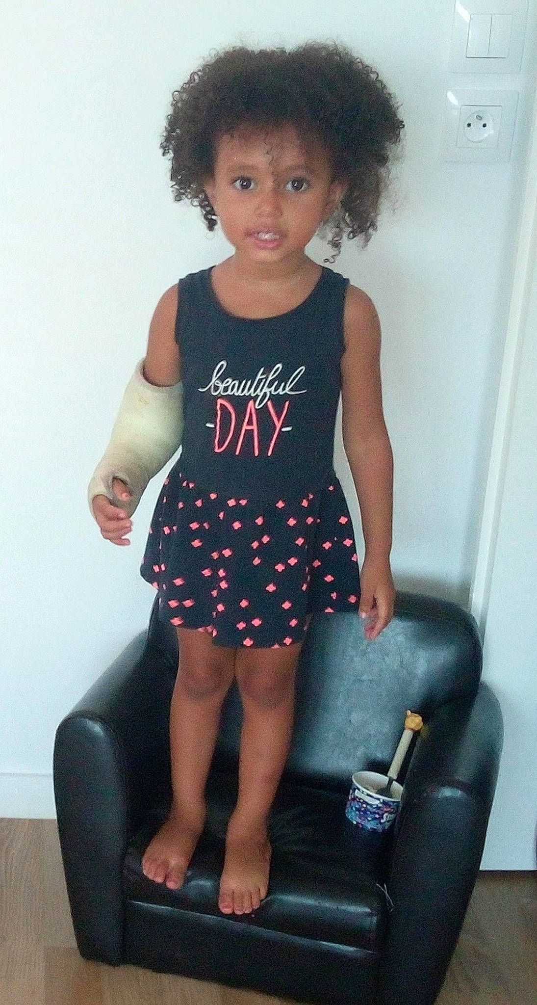 Ambre participe au concours pour gagner de l'argent avec cette photo : arm, baby_toddler_clothing, day_dress, dress, fashion, hair, hairstyle, hand, joint, lip, neck, one_piece_garment, organ, person, shoulder, skin, sleeve, standing, tartan, thigh