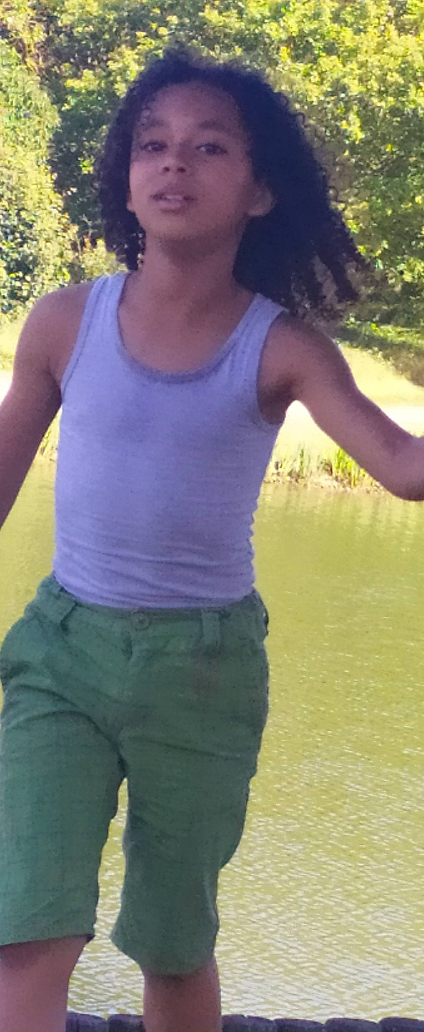 Haïley participe au concours pour gagner de l'argent avec cette photo : active_tank, chest, elbow, eyewear, gesture, hand, happy, human_body, leg, muscle, people_in_nature, person, plant, shoulder, sleeve, sportswear, textile, thigh, tree, undershirt