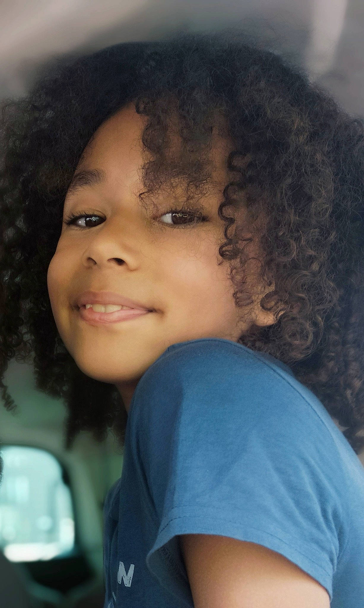 Haïley a rejoint le concours — aidez-le/la à gagner de superbes lots ! black_hair, cheek, chin, cool, eyebrow, eyelash, flash_photography, forehead, fun, happy, iris, jaw, joy, lip, mouth, nose, organ, people, person, ringlet