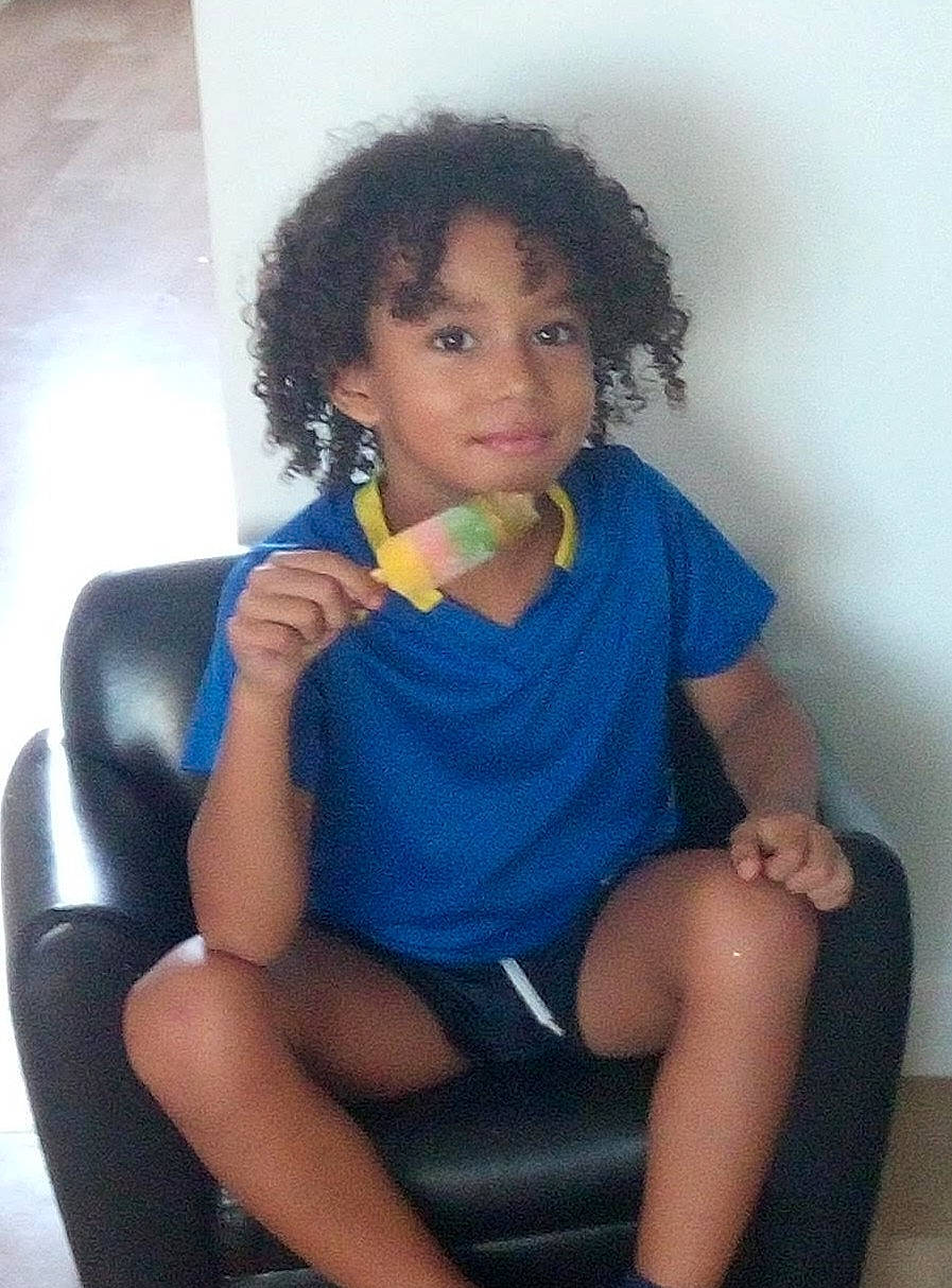 Haïley participe au concours pour gagner de l'argent avec cette photo : black_hair, chair, cheek, chin, dress, face, fun, hair, hairstyle, happy, head, iris, jheri_curl, joint, joy, leg, lip, neck, organ, person