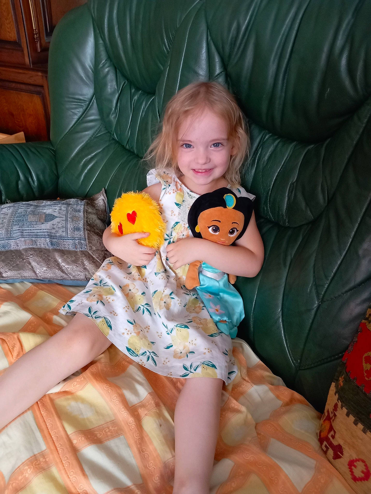 Scarlett a rejoint le concours — aidez-le/la à gagner de superbes lots ! baby_toddler_clothing, child, comfort, couch, eye, face, fun, happy, human_leg, joy, lap, leg, orange, person, sitting, skin, smile, stuffed_toy, teddy_bear, textile