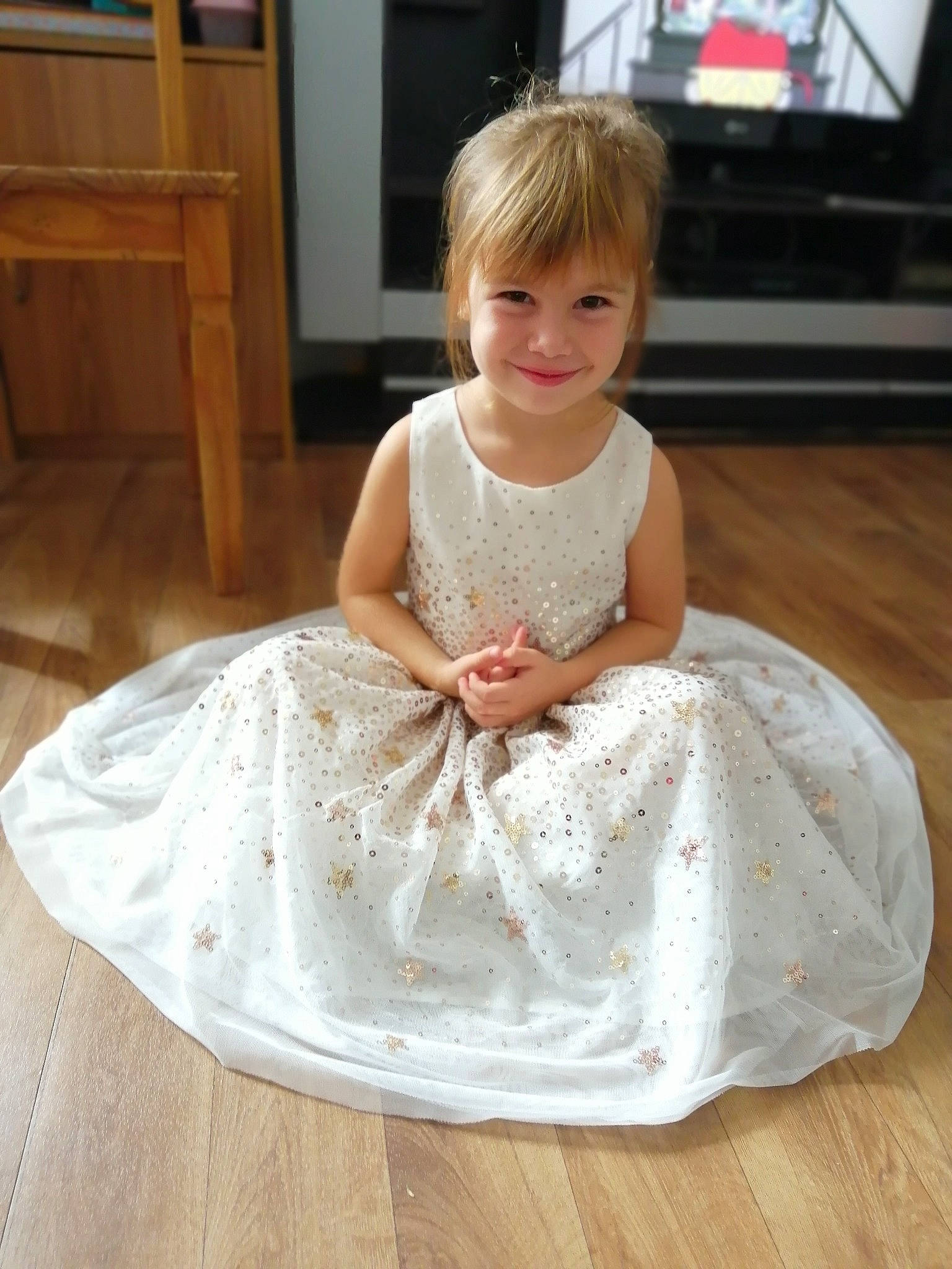 Mylana a rejoint le concours — aidez-le/la à gagner de superbes lots ! bridal_accessory, bridal_clothing, bridal_party_dress, child, child_model, clothing, costume, dress, flower_girl, formal_wear, gown, hoopskirt, joy, person, sitting, toddler, wedding_ceremony_supply, wedding_dress