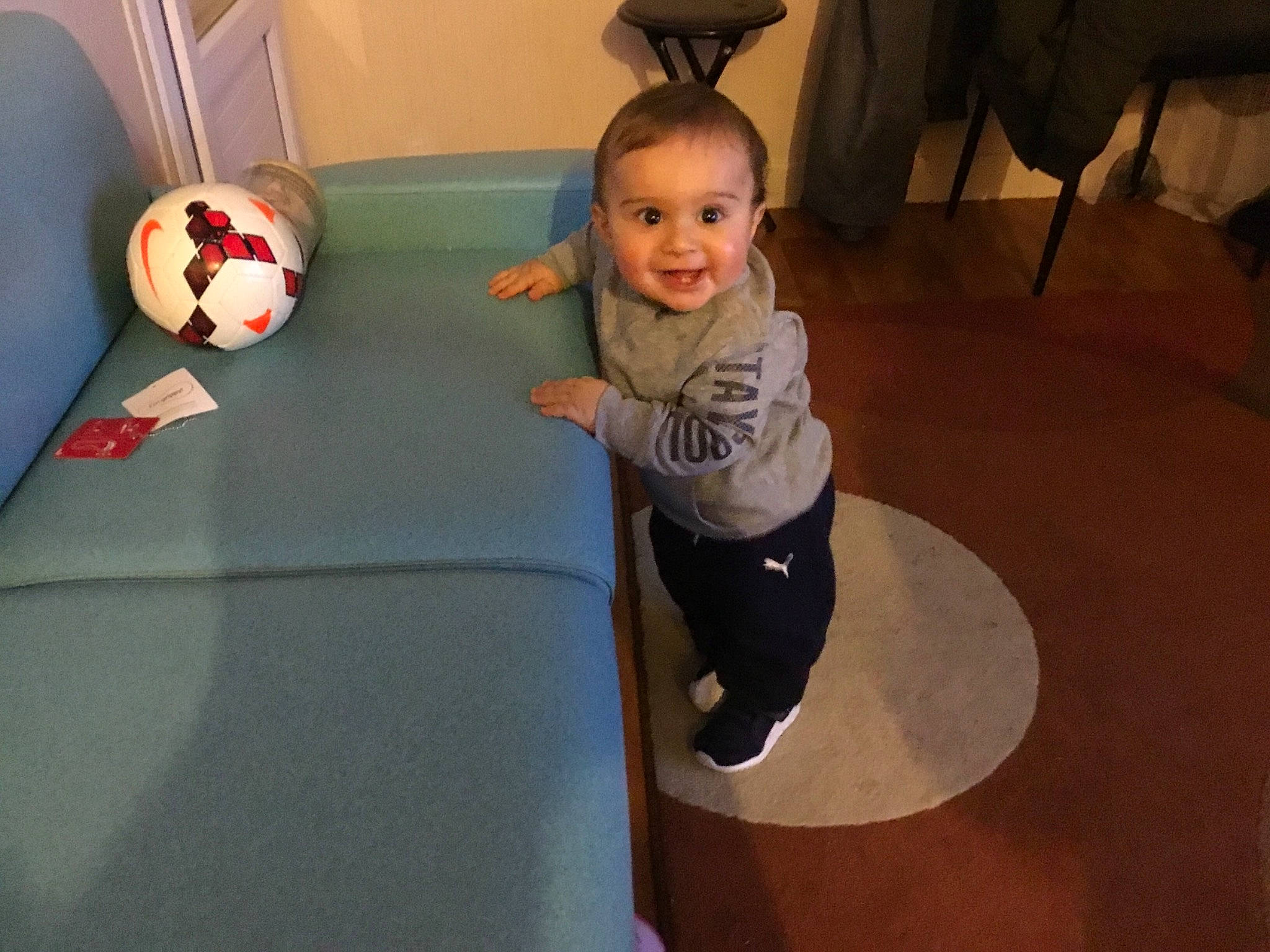 Zuka participe au concours pour gagner de l'argent avec cette photo : child, floor, flooring, fun, joy, leg, person, play, room, skin, standing, toddler, world