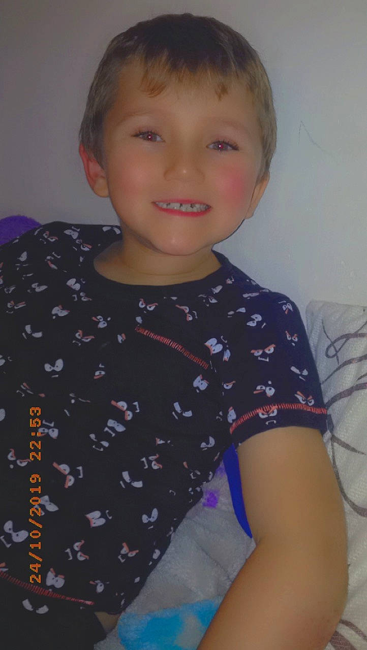 Gino participe au concours pour gagner de l'argent avec cette photo : arm, cheek, child, chin, face, forehead, joy, neck, person, skin, sleeve, smile, standing, t_shirt, toddler