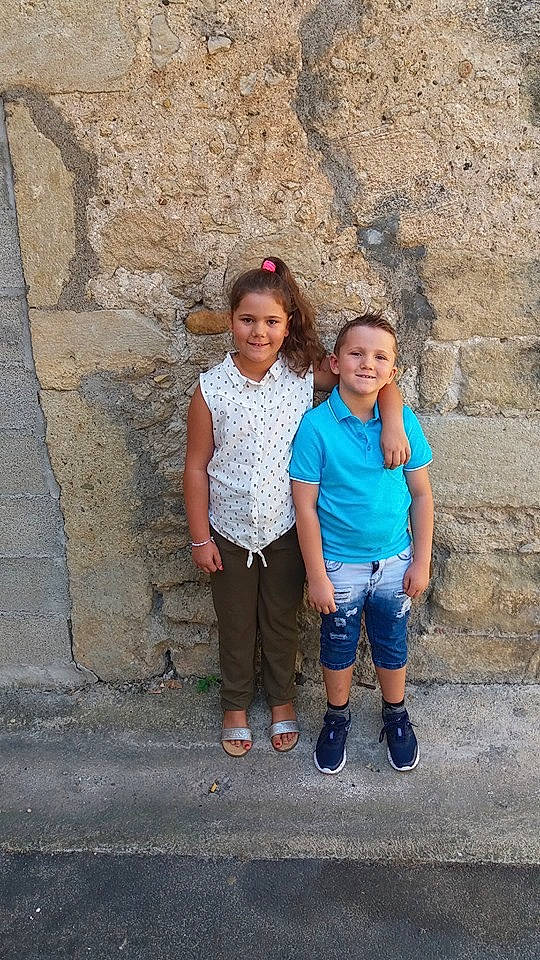 Gino participe au concours pour gagner de l'argent avec cette photo : child, family, fun, jeans, joy, leisure, people, person, photography, rock, sibling, skin, smile, standing, t_shirt, temple, toddler, tourism, vacation, wall