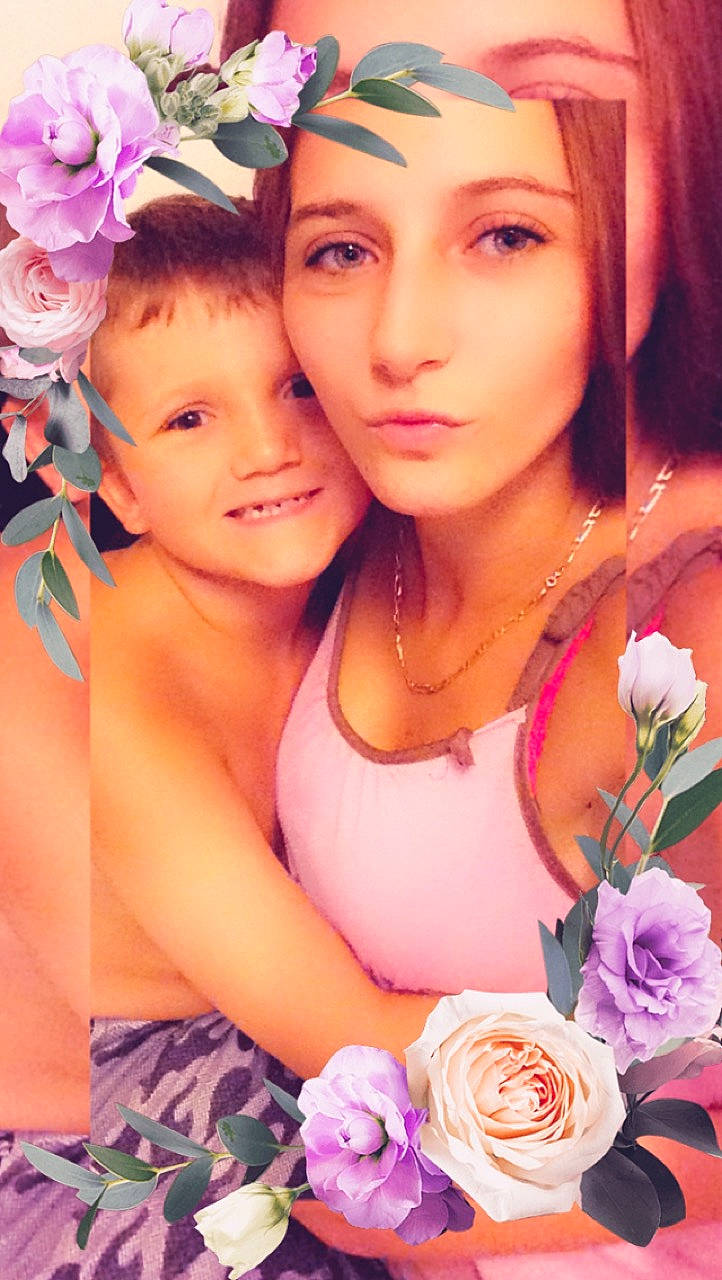 Gino participe au concours pour gagner de l'argent avec cette photo : beauty, cheek, child, daughter, flower, happy, headwear, joy, love, mother, person, petal, photography, photomontage, pink, plant, rose, rose_family, smile