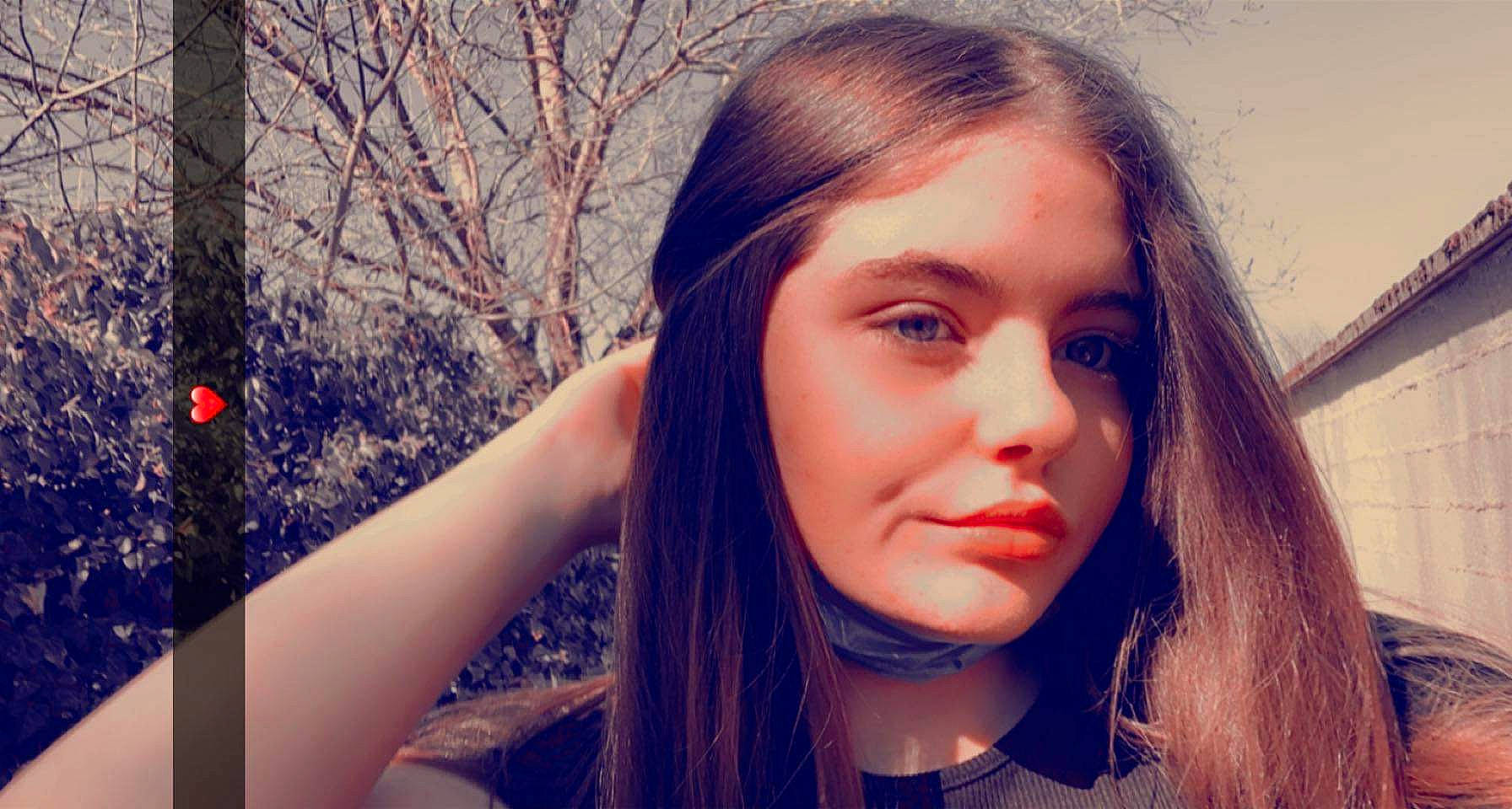 Liana participe au concours pour gagner de l'argent avec cette photo : black_hair, chin, cool, eye, eyebrow, eyelash, eyewear, face, flash_photography, gesture, happy, jaw, layered_hair, lip, lipstick, neck, people_in_nature, person, plant, street_fashion