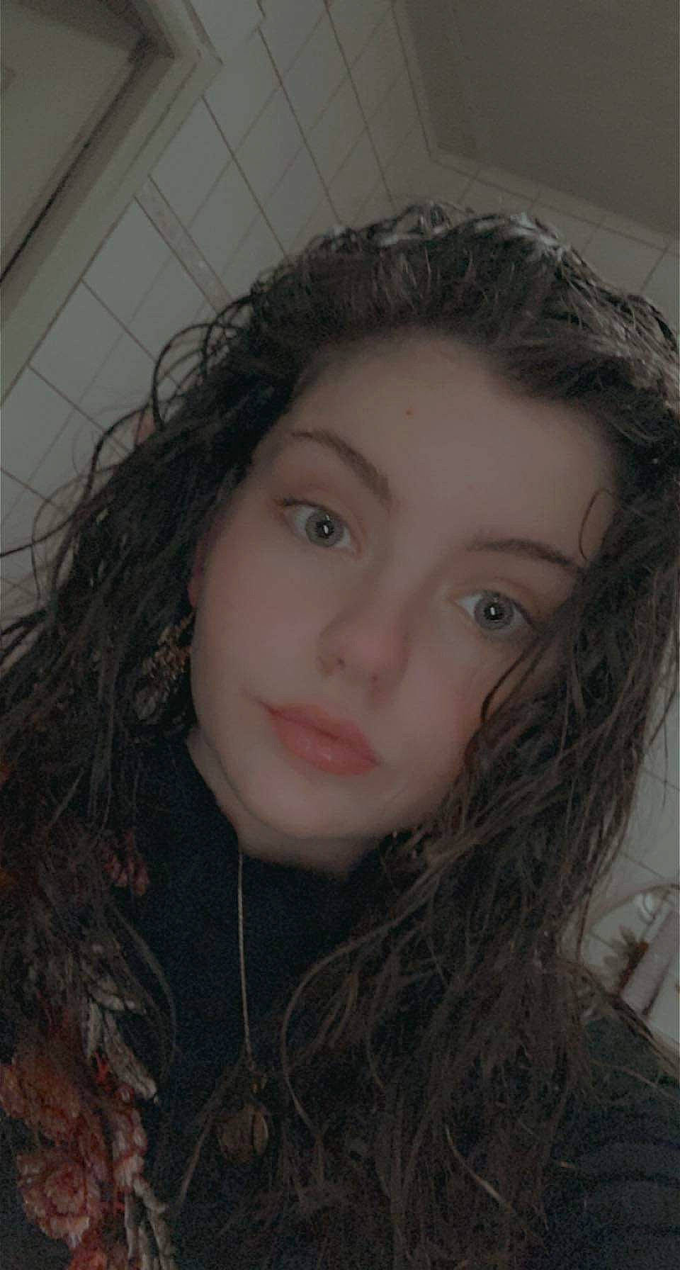 Liana a rejoint le concours — aidez-le/la à gagner de superbes lots ! black_hair, cheek, chin, eye, eyebrow, eyelash, face, flash_photography, forehead, head, iris, jaw, lip, long_hair, mouth, neck, nose, person, ringlet, selfie