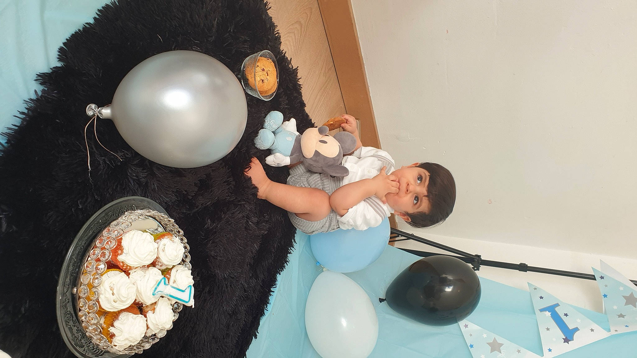 Efkan participe au concours pour gagner de l'argent avec cette photo : balloon, circle, comfort_food, dessert, dishware, event, finger_food, food, fun, icing, party, party_supply, person, plate, platter, room, sitting, table, tableware, toddler