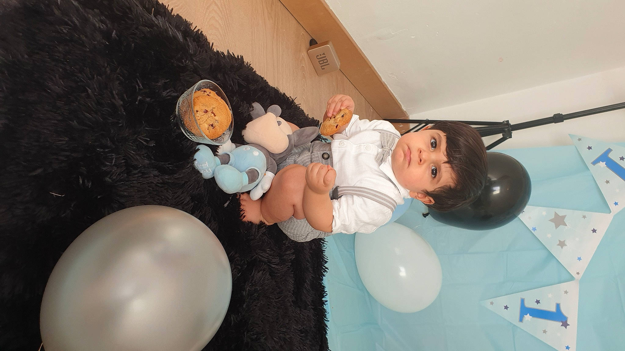 Efkan participe au concours pour gagner de l'argent avec cette photo : balloon, ceiling, child, event, fun, happy, party_supply, person, room, stuffed_toy, teddy_bear, thigh, toddler, toy, vertebrate