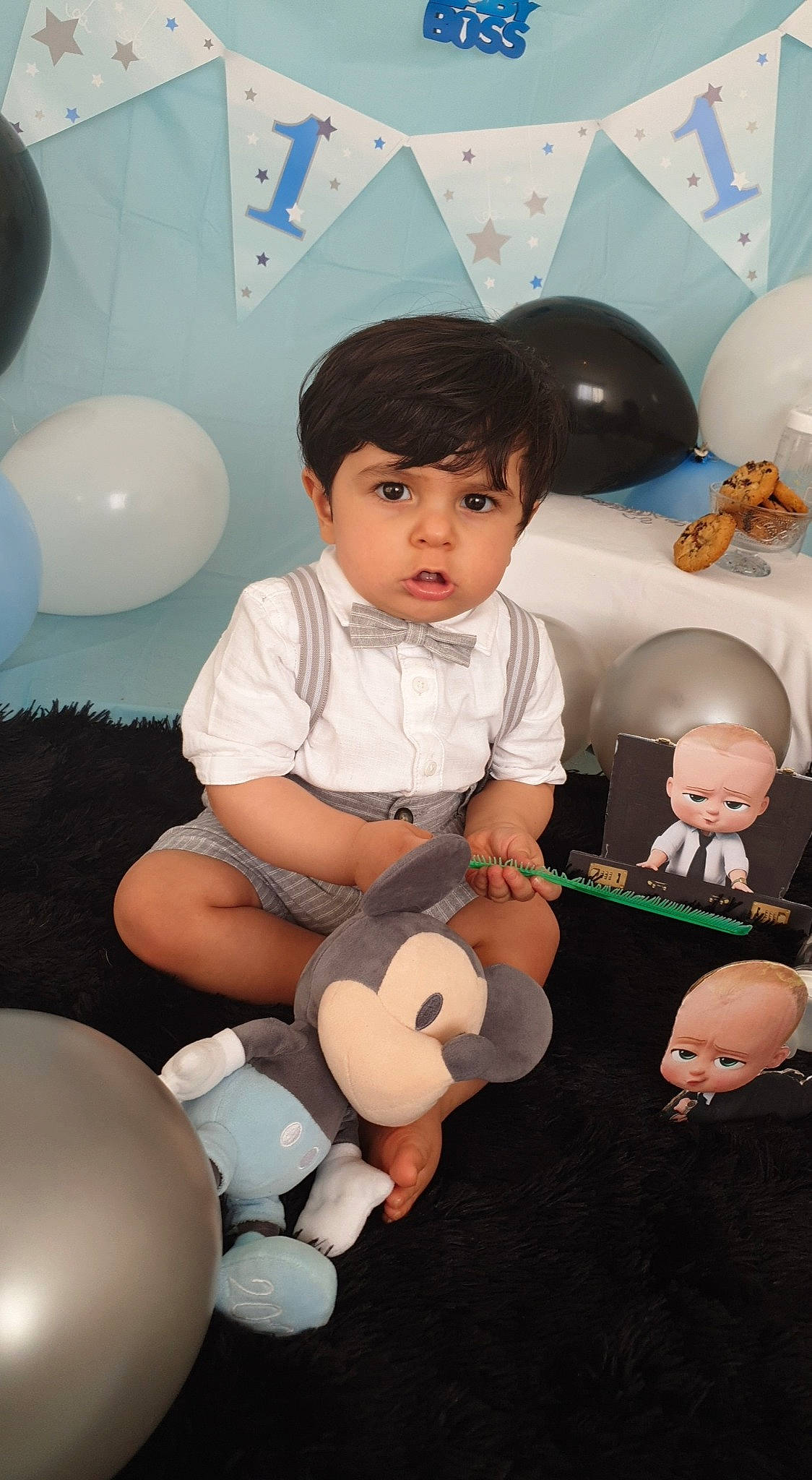 Efkan a rejoint le concours — aidez-le/la à gagner de superbes lots ! baby, baby_toddler_clothing, balloon, child, event, facial_expression, flooring, fun, hairstyle, happy, head, leg, lighting, party_supply, person, room, sitting, skin, t_shirt, thigh
