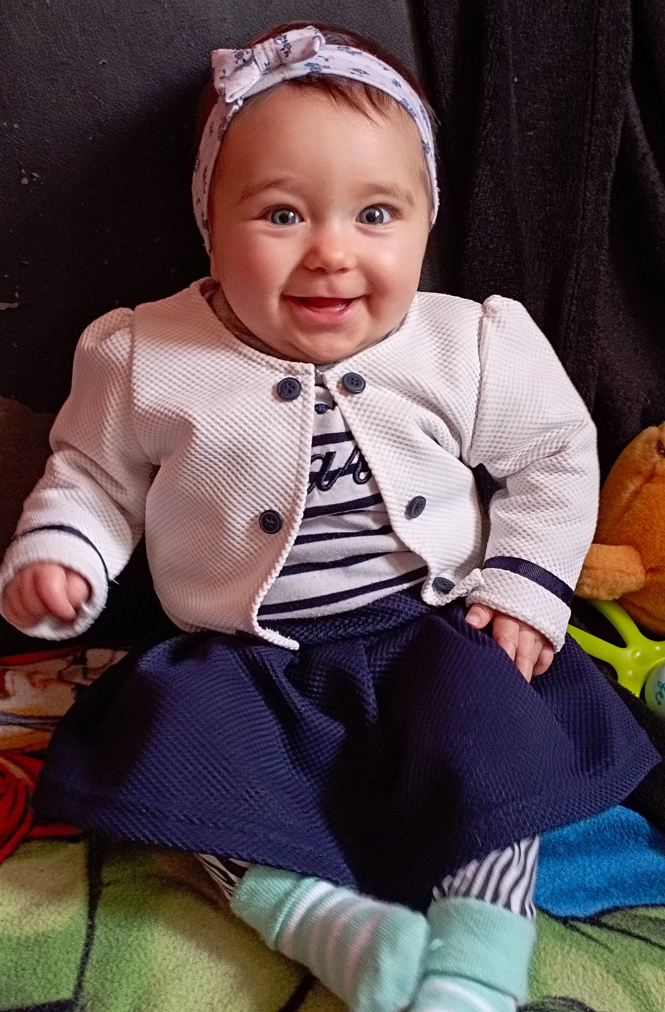 Mayssa a rejoint le concours — aidez-le/la à gagner de superbes lots ! baby, baby_toddler_clothing, bow_tie, child, collar, eye, fashion, happy, headgear, jewellery, joy, pattern, people, person, pink, plaid, sitting, skin, sleeve, smile