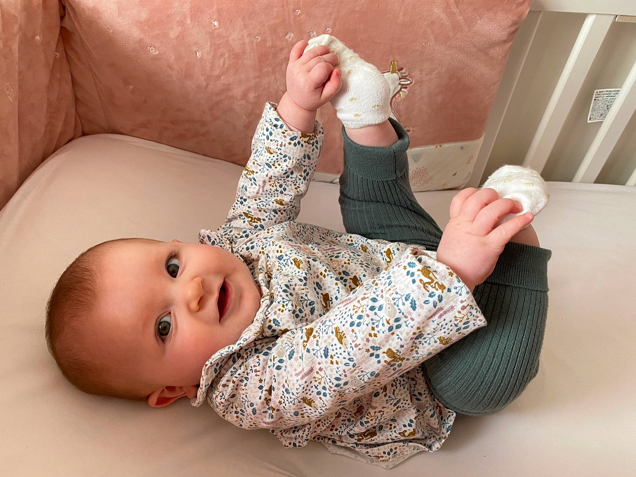 Enola a rejoint le concours — aidez-le/la à gagner de superbes lots ! arm, baby, baby_toddler_clothing, comfort, elbow, finger, floor, flooring, gesture, hand, human_body, human_leg, joint, knee, person, skin, sleeve, sock, textile, thigh