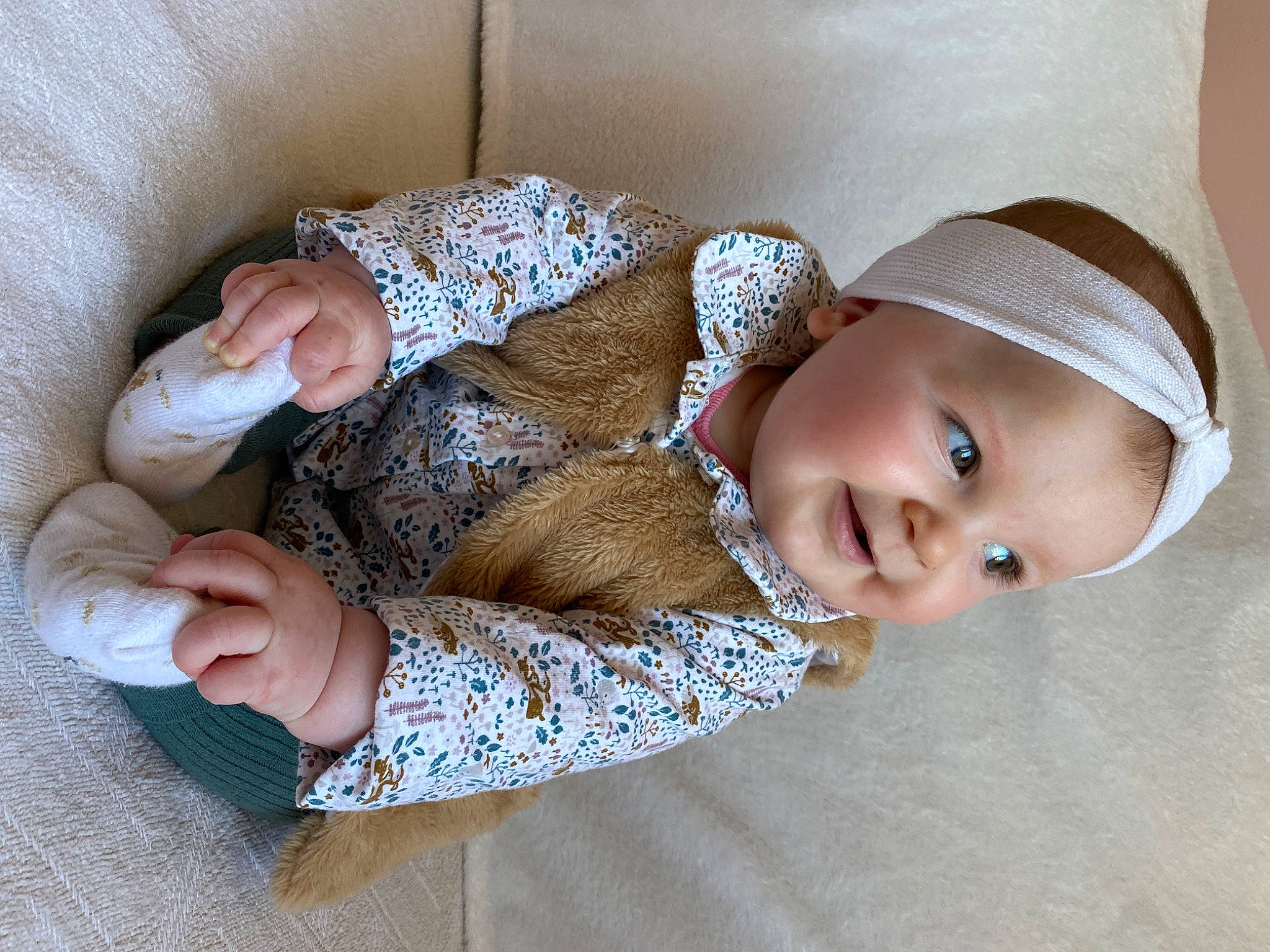 Enola participe au concours pour gagner de l'argent avec cette photo : arm, baby, baby_sleeping, baby_toddler_clothing, child, comfort, eye, finger, hand, headgear, human_body, linens, pattern, person, sitting, skin, sleeve, textile, toddler, vertebrate