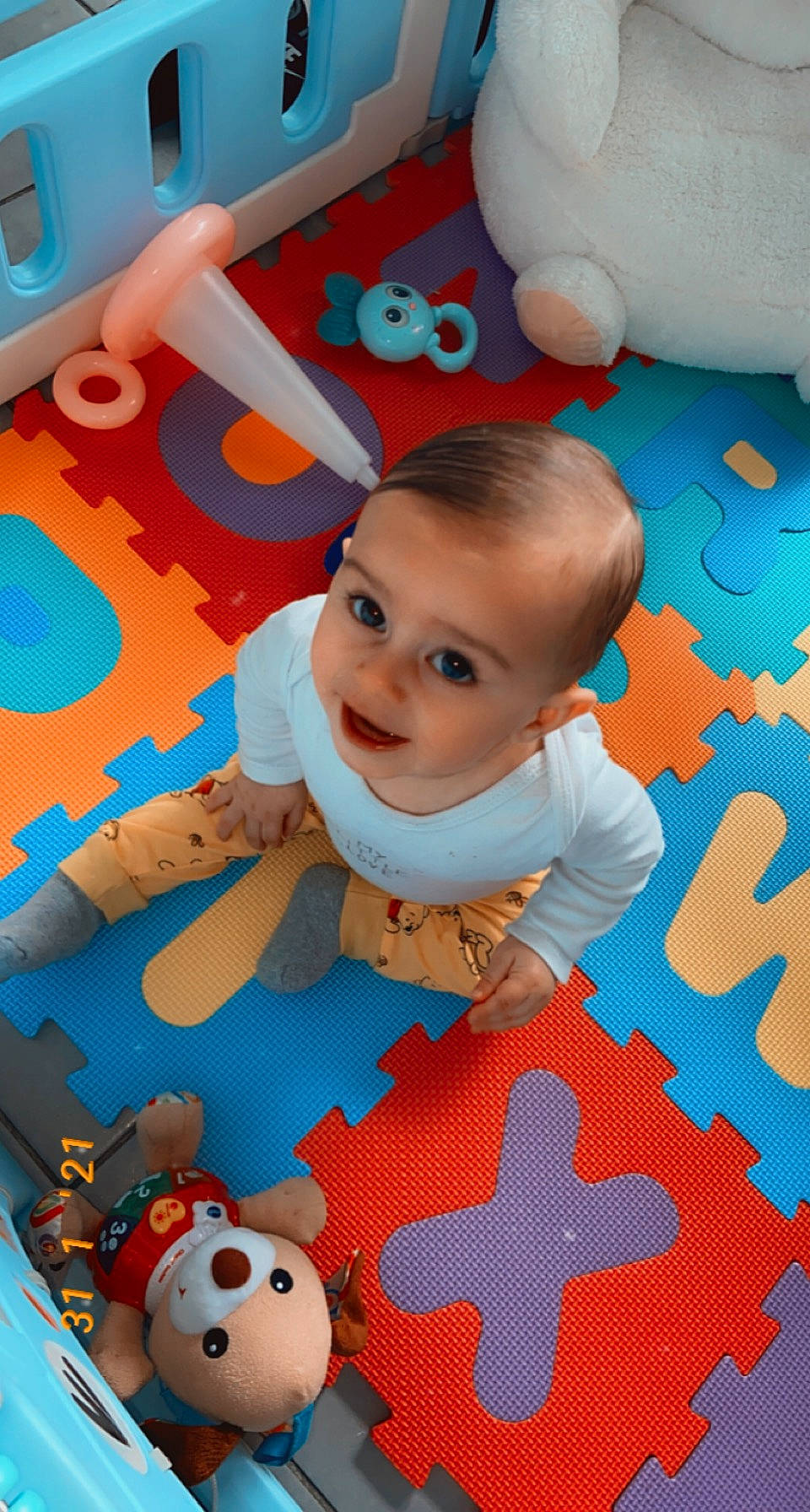 Giovanny a rejoint le concours — aidez-le/la à gagner de superbes lots ! baby, baby_toddler_clothing, blue, child, facial_expression, flooring, fun, happy, mammal, orange, person, photograph, pink, product, red, skin, smile, textile, vertebrate, white