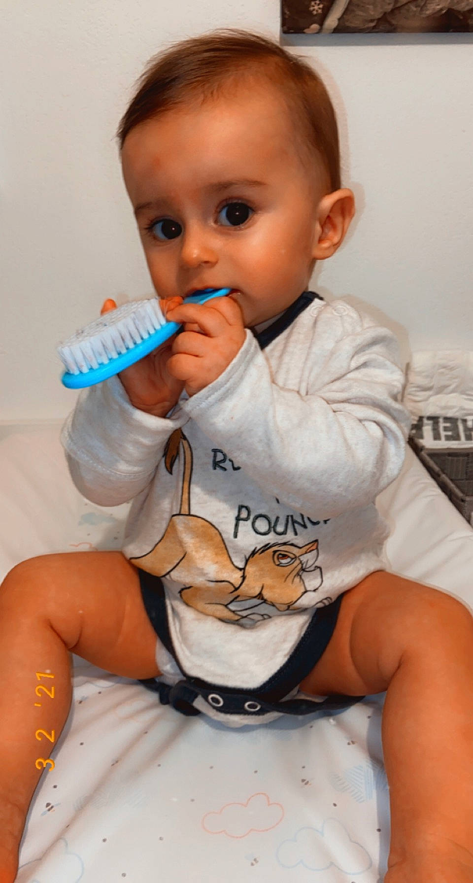 Giovanny participe au concours pour gagner de l'argent avec cette photo : baby, baby_grabbing_for_something, baby_toddler_clothing, cheek, child, drinkware, eye, eyebrow, finger, human_body, lip, neck, nose, orange, person, plastic_bottle, skin, sleeve, thumb, toddler