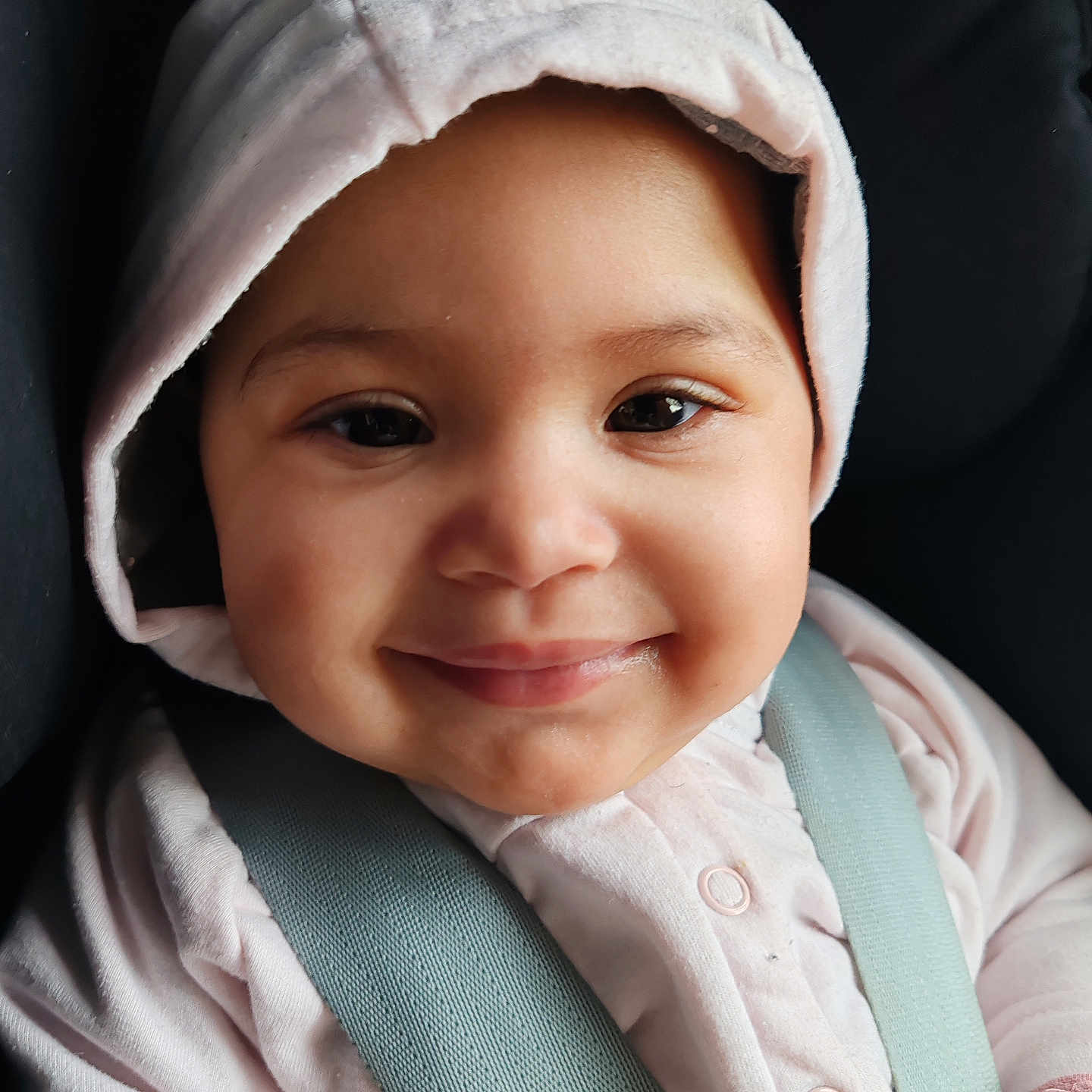 Jade a rejoint le concours — aidez-le/la à gagner de superbes lots ! accessories, baby, belt, bonnet, cap, clothing, coat, face, happy, hat, head, hood, hoodie, knitwear, person, photography, portrait, smile, sweater, sweatshirt