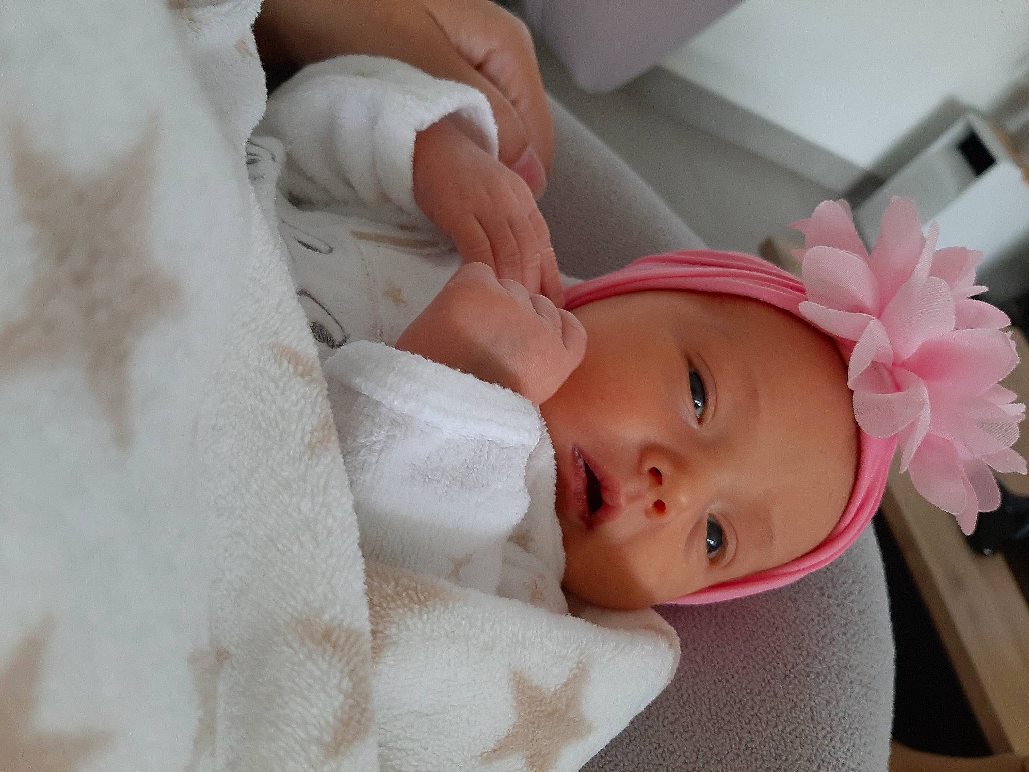 Léa a rejoint le concours — aidez-le/la à gagner de superbes lots ! baby, baby_products, baby_toddler_clothing, cheek, child, comfort, eyelash, happy, hat, headwear, lip, peach, person, pink, portrait_photography, room, sitting, skin, sleeve, textile