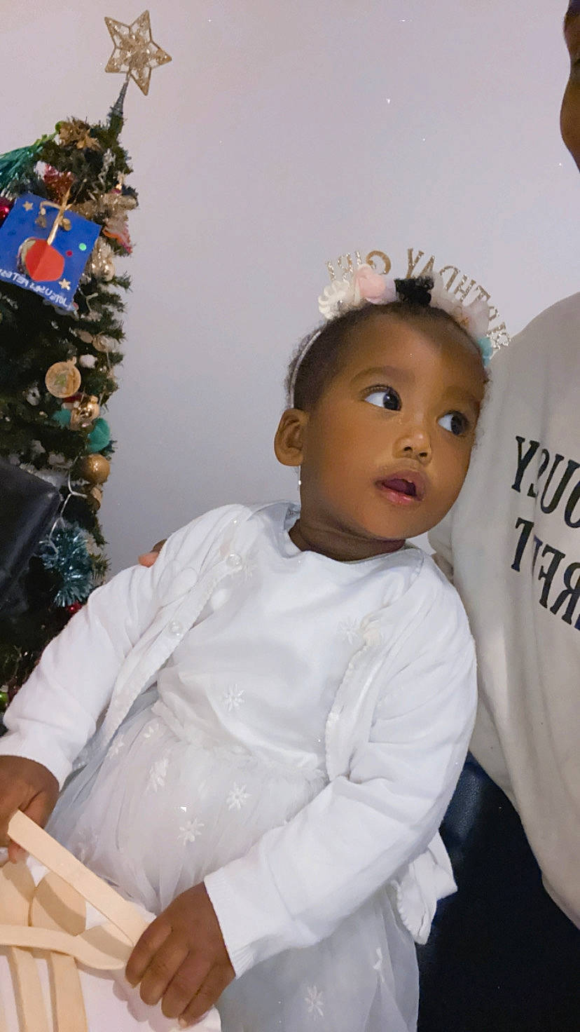 Emma participe au concours pour gagner de l'argent avec cette photo : baby, baby_toddler_clothing, child, event, fashion_accessory, fashion_design, fur, hair_accessory, happy, hat, headband, headpiece, jewellery, person, room, sitting, sleeve, surprise, tiara, toddler