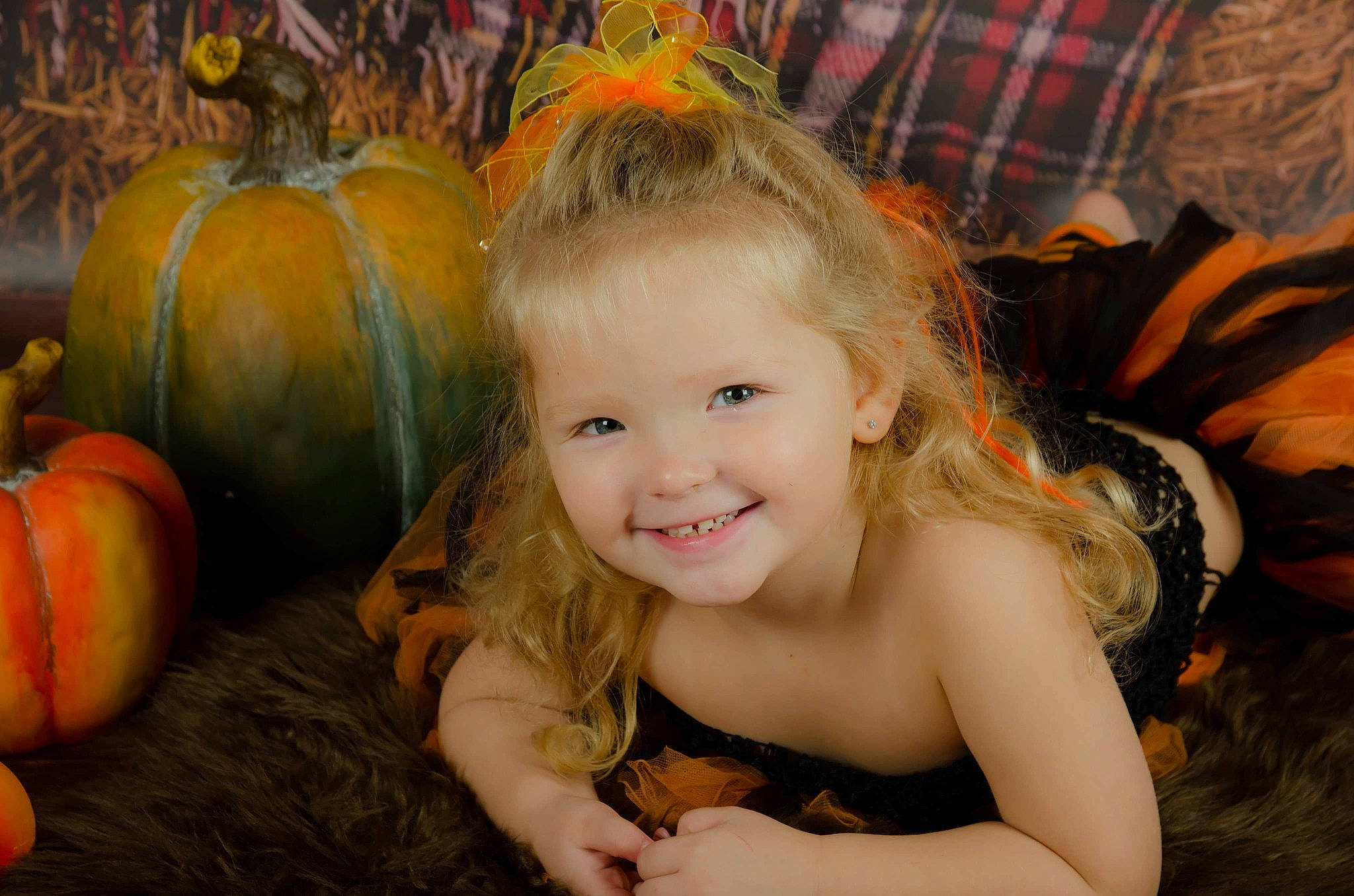 Clara a rejoint le concours — aidez-le/la à gagner de superbes lots ! calabaza, cucurbita, eye, facial_expression, grass, hair, happy, head, human_body, iris, joy, natural_foods, orange, organ, people_in_nature, person, plant, pumpkin, smile, tartan