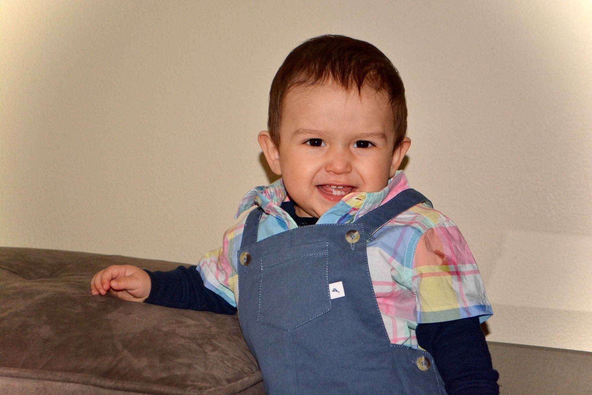 Frank is registered to the contest to win money with this photo: arm, baby, baby_toddler_clothing, cheek, collar, comfort, flash_photography, gesture, happy, human_body, iris, nose, outerwear, person, skin, sleeve, smile, standing, t_shirt, toddler