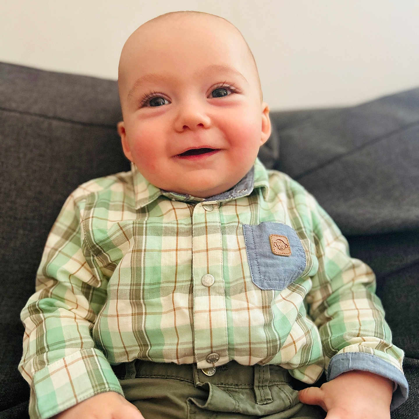 Noë a rejoint le concours — aidez-le/la à gagner de superbes lots ! baby, bodypart, clothing, coat, couch, face, finger, furniture, hand, happy, head, jacket, jeans, pants, person, photography, portrait, shirt, sitting, smile