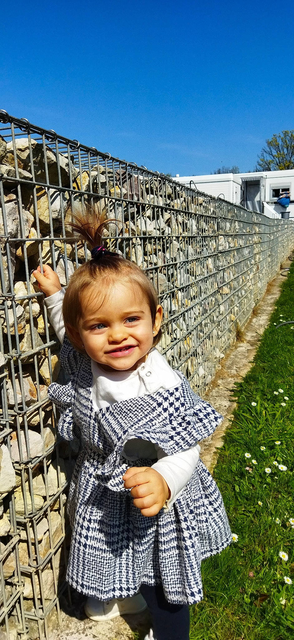 Mia participe au concours pour gagner de l'argent avec cette photo : baby_toddler_clothing, child, fun, grass, happy, human, human_settlement, joy, leisure, people_in_nature, person, plant, public_space, sky, smile, standing, textile, toddler, travel, tree