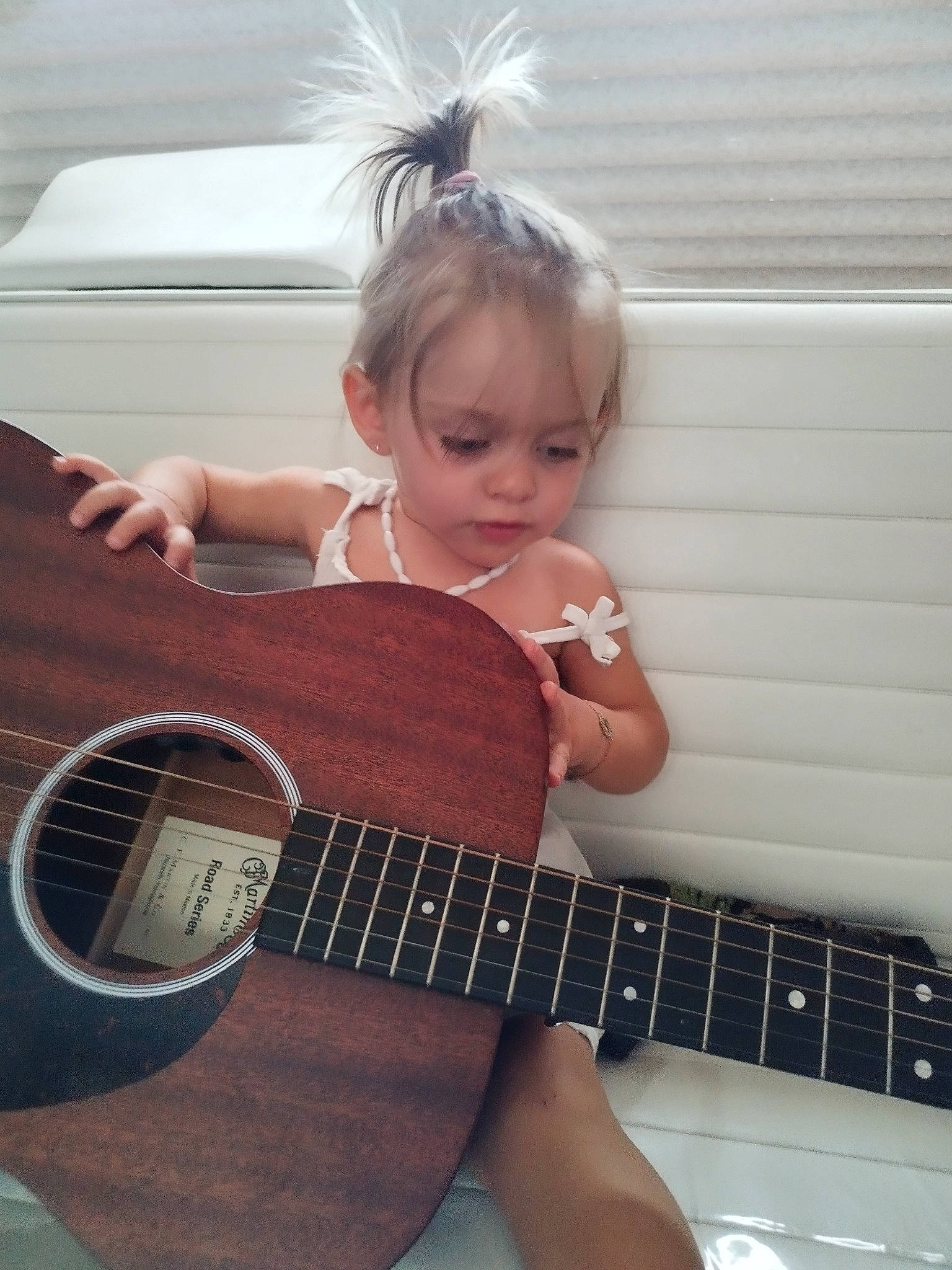 Mia participe au concours pour gagner de l'argent avec cette photo : arm, dress, eyelash, finger, folk_instrument, guitar, guitar_accessory, hair, hand, happy, head, musical_instrument, musical_instrument_accessory, musician, person, plucked_string_instruments, skin, string_instrument, string_instrument_accessory, white