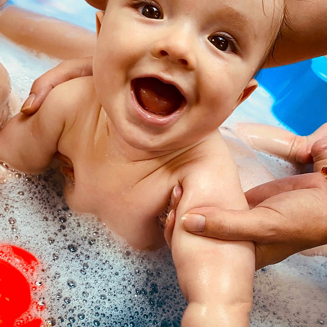 Tiago a rejoint le concours — aidez-le/la à gagner de superbes lots ! baby, bathing, bathtub, clothing, face, happy, head, laughing, leisureactivities, person, photography, pool, portrait, sport, summer, swimming, swimwear, tub, water, watersports
