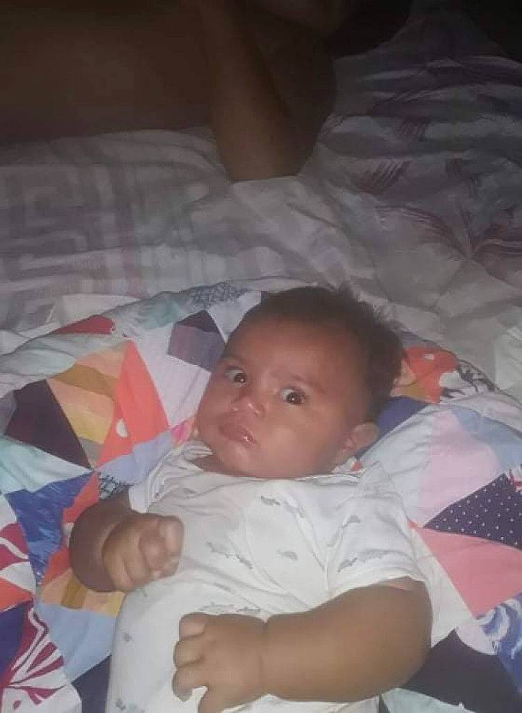 Hauarii participe au concours pour gagner de l'argent avec cette photo : baby, baby_products, baby_toddler_clothing, bed_sheet, bedding, bedtime, cheek, child, comfort, iris, lap, linens, mouth, nap, person, product, room, sitting, sleep, thumb