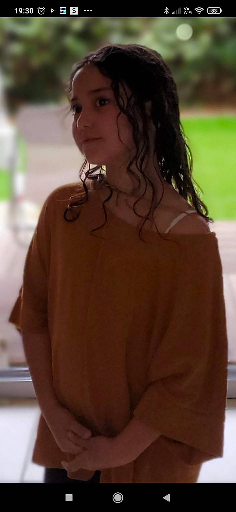 Ilona participe au concours pour gagner de l'argent avec cette photo : abdomen, black_hair, brown_hair, chest, elbow, facial_expression, fashion_design, flash_photography, formal_wear, grass, hair, jewellery, layered_hair, lip, long_hair, neck, person, sleeve, thigh, trunk