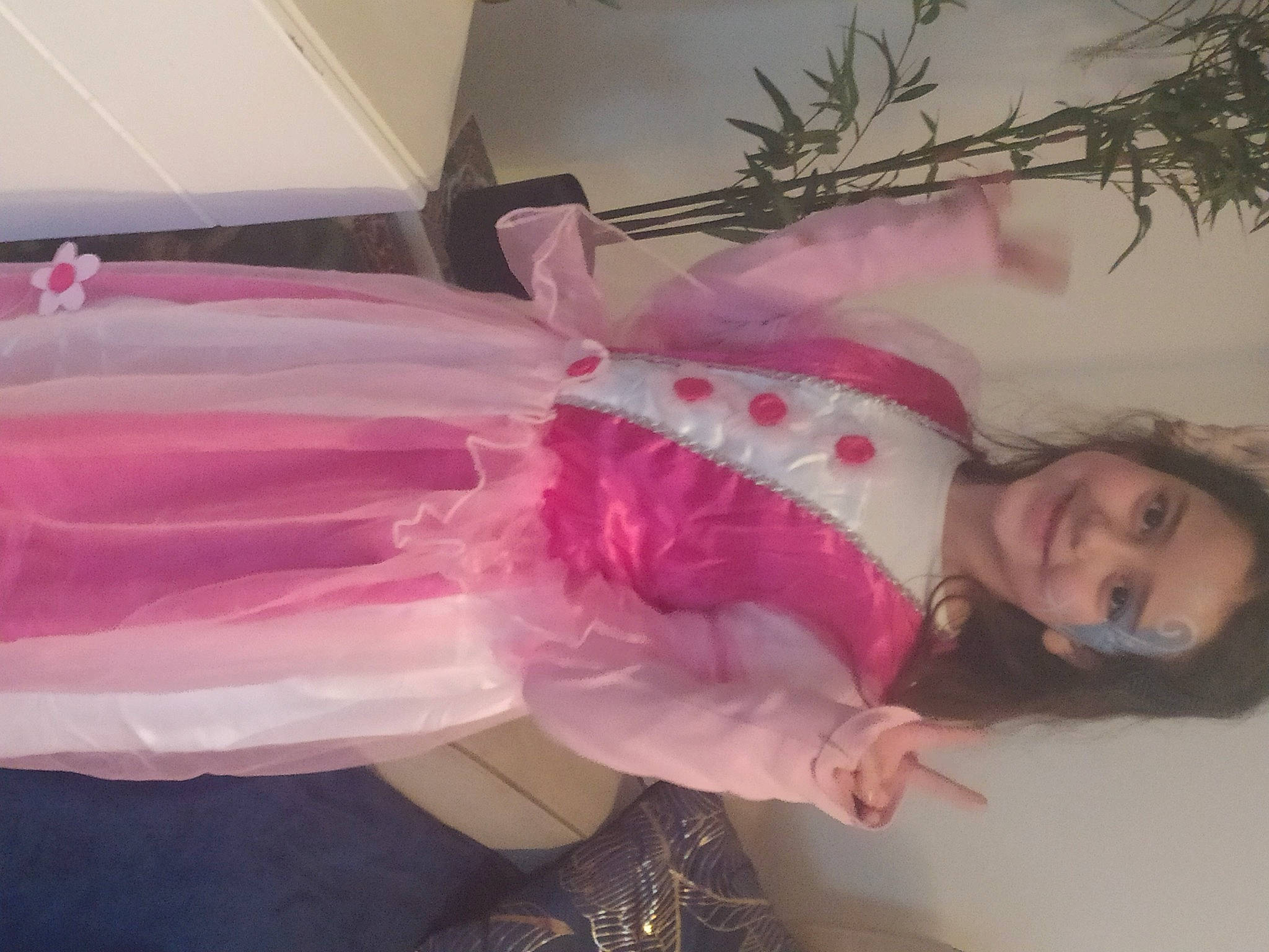 Ilona a rejoint le concours — aidez-le/la à gagner de superbes lots ! child, costume, dress, embellishment, event, fashion_accessory, feather, fun, hair_accessory, happy, head, headpiece, joy, magenta, pattern, peach, person, pink, room, sleeve