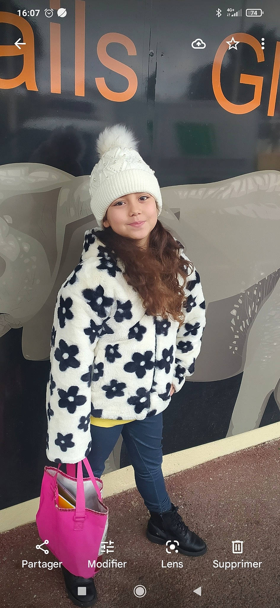 Ilona a rejoint le concours — aidez-le/la à gagner de superbes lots ! beanie, cap, child, cool, event, fashion_accessory, fashion_design, flooring, fun, fur, hairstyle, headgear, headwear, joy, knit_cap, leggings, pattern, person, pink, product