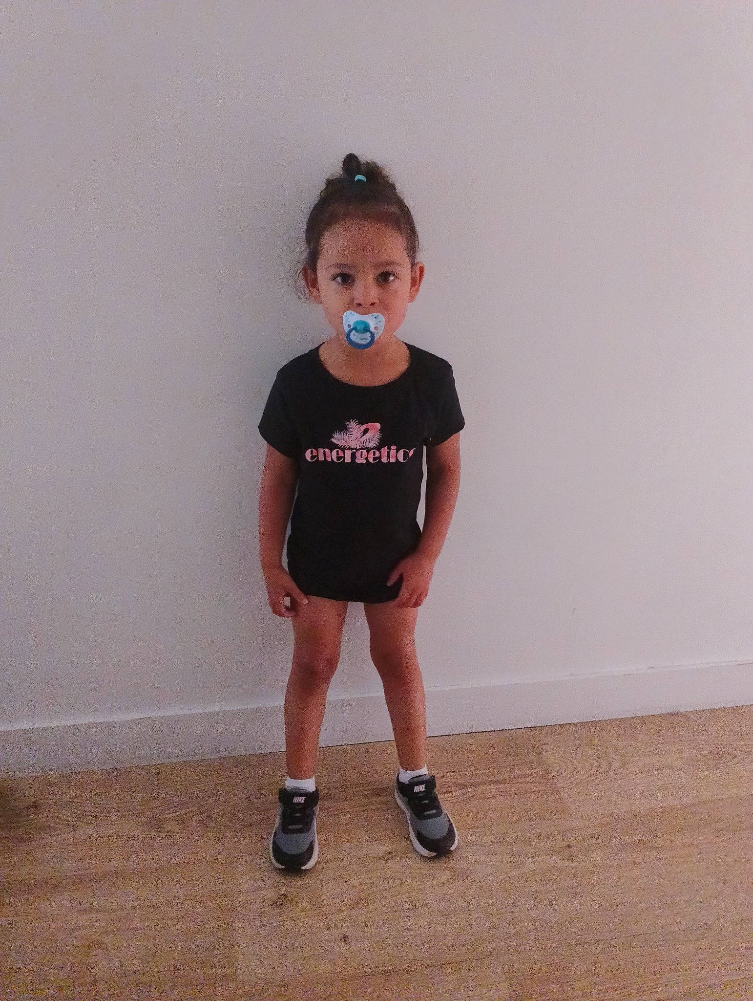Eva a rejoint le concours — aidez-le/la à gagner de superbes lots ! arm, baby_toddler_clothing, electric_blue, floor, flooring, happy, hardwood, human_body, human_leg, knee, leg, neck, person, shoulder, sleeve, sportswear, t_shirt, thigh, toddler, waist