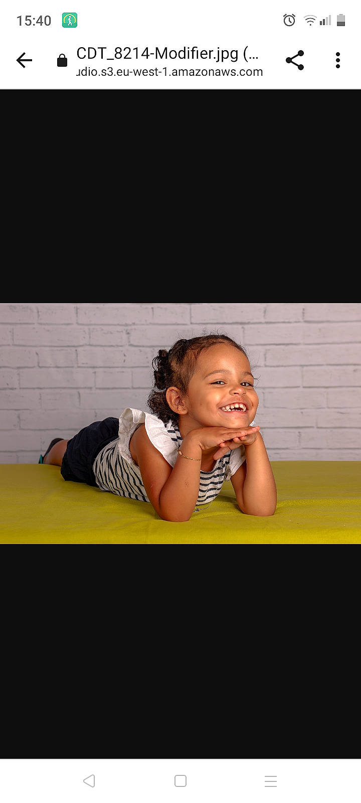 Eva participe au concours pour gagner de l'argent avec cette photo : arm, child, comfort, elbow, flash_photography, flooring, fun, gesture, happy, human_leg, joy, knee, leisure, magenta, person, shoulder, sitting, smile, t_shirt, table