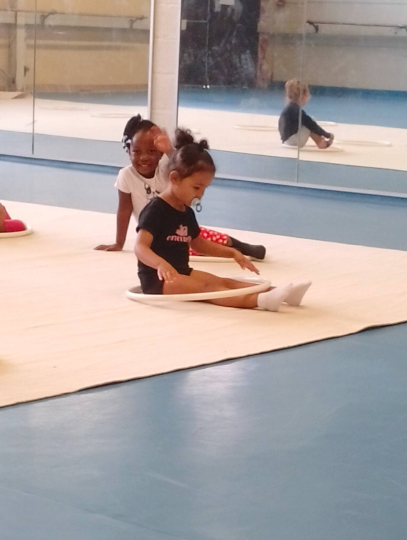 Eva a rejoint le concours — aidez-le/la à gagner de superbes lots ! balance, barefoot, comfort, elbow, event, floor, flooring, foot, fun, hardwood, human_leg, joy, knee, leisure, performing_arts, person, physical_fitness, sitting, sportswear, thigh