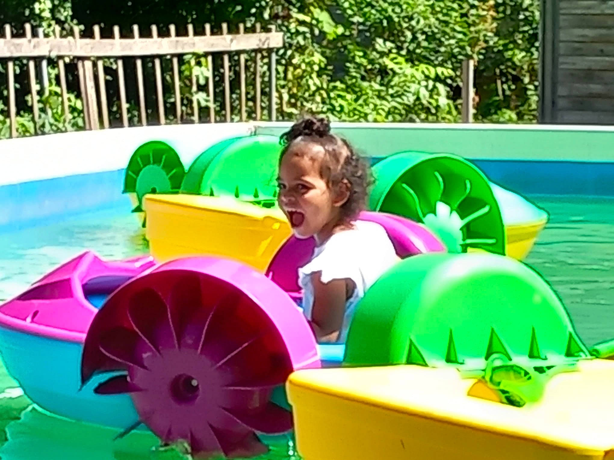 Eva participe au concours pour gagner de l'argent avec cette photo : automotive_wheel_system, balloon, event, fun, grass, green, happy, inflatable, leisure, magenta, party_supply, person, play, recreation, summer, t_shirt, toddler, vacation, vertebrate, water