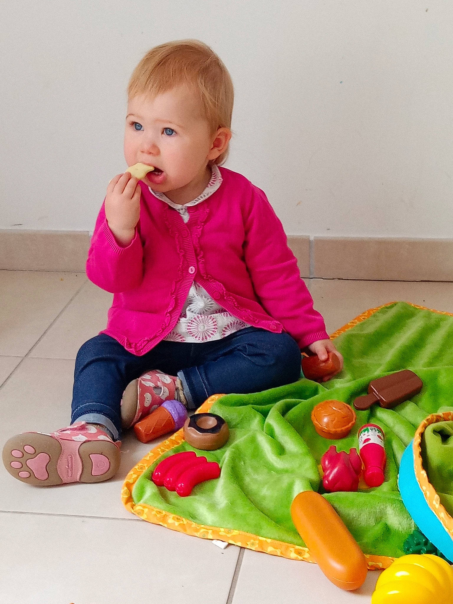 Kayla a rejoint le concours — aidez-le/la à gagner de superbes lots ! arm, baby, baby_playing_with_toys, baby_products, baby_toddler_clothing, child, comfort, face, green, head, magenta, pattern, person, play, product, sitting, sleeve, sock, surprise, t_shirt