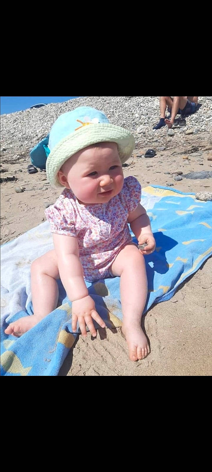 Kayla a rejoint le concours — aidez-le/la à gagner de superbes lots ! azure, baby, baseball_cap, beach, cap, foot, fun, grass, happy, hat, headwear, human_leg, leg, leisure, people_in_nature, person, recreation, sand, shorts, summer