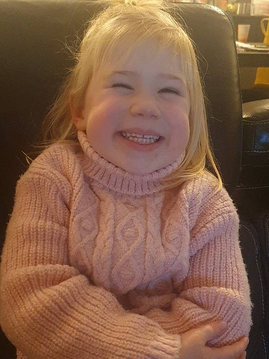 Kayla a rejoint le concours — aidez-le/la à gagner de superbes lots ! baby_toddler_clothing, cheek, cool, facial_expression, fun, gesture, hairstyle, happy, human_body, iris, joy, lip, mouth, nose, person, shoulder, skin, sleeve, smile, standing