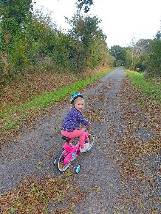 Kayla a rejoint le concours — aidez-le/la à gagner de superbes lots ! asphalt, bicycle, bicycle_accessory, bicycle_frame, bicycle_tire, bicycle_wheel, bicycles_equipment_and_supplies, cycling, grass, helmet, leaf, people_in_nature, person, plant, recreation, road, sky, spoke, tire, tree