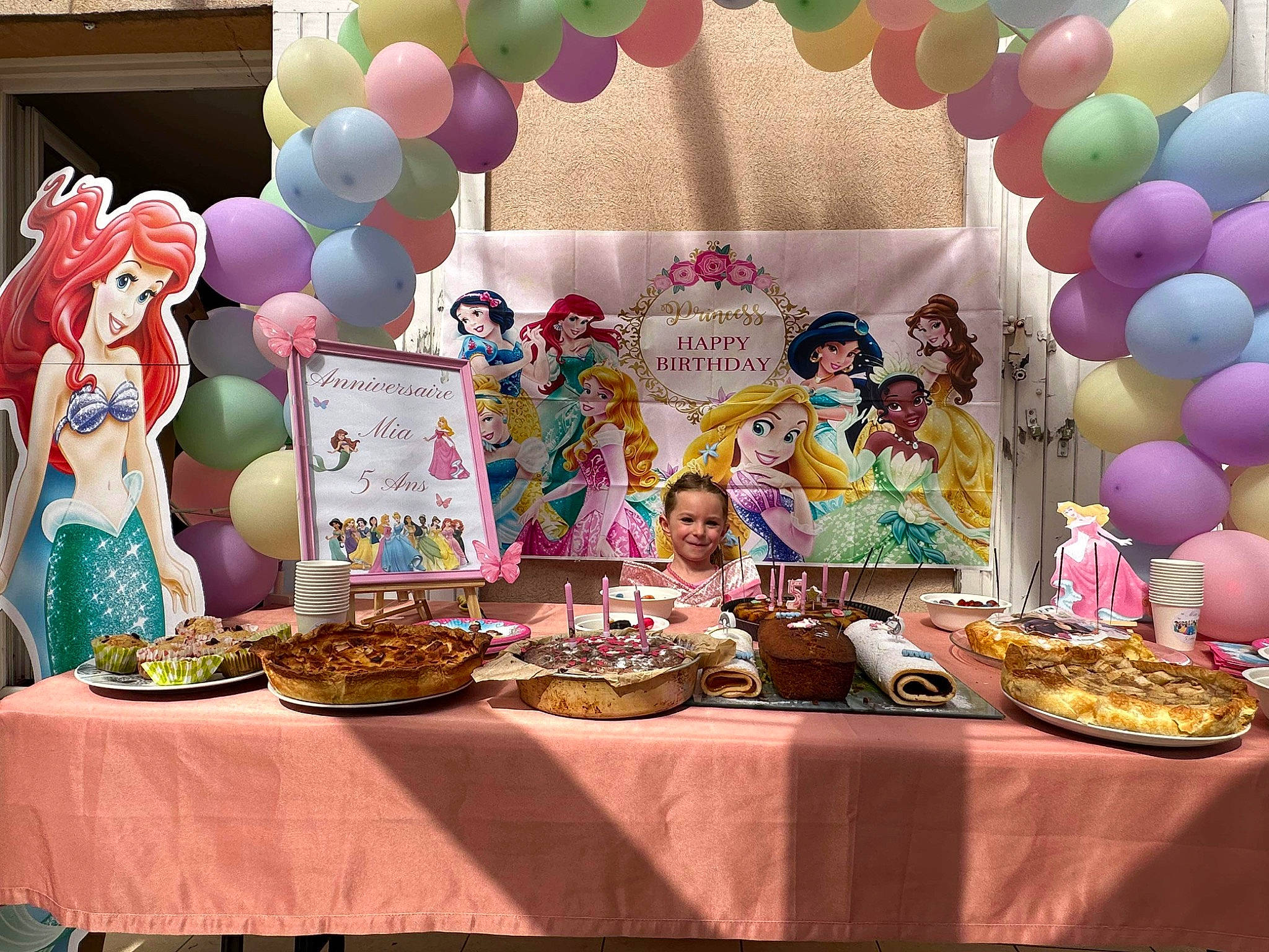 Mia participe au concours pour gagner de l'argent avec cette photo : baked_goods, balloon, birthday, birthday_cake, birthday_party, cake_decorating, community, decoration, dessert, event, food, happy, joy, party, party_supply, person, pink, purple, sharing, sweetness