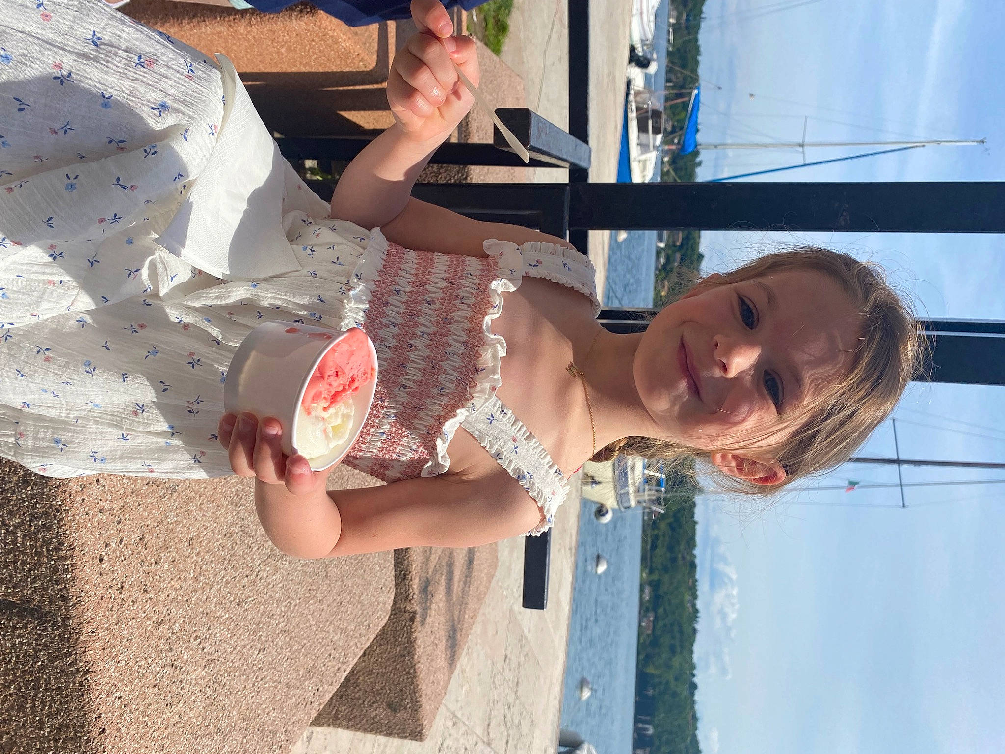 Mia a rejoint le concours — aidez-le/la à gagner de superbes lots ! beach, child, elbow, fun, gesture, happy, human_leg, joy, leisure, pattern, person, play, skin, sky, smile, toddler, vacation, waist, water