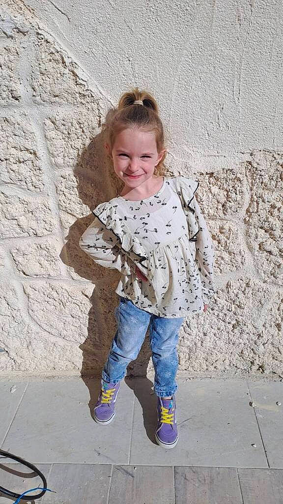 Mia participe au concours pour gagner de l'argent avec cette photo : denim, electric_blue, flooring, fun, hairstyle, happy, head, human_leg, joy, leg, leisure, pattern, people, people_in_nature, person, rock, sitting, sleeve, smile, t_shirt