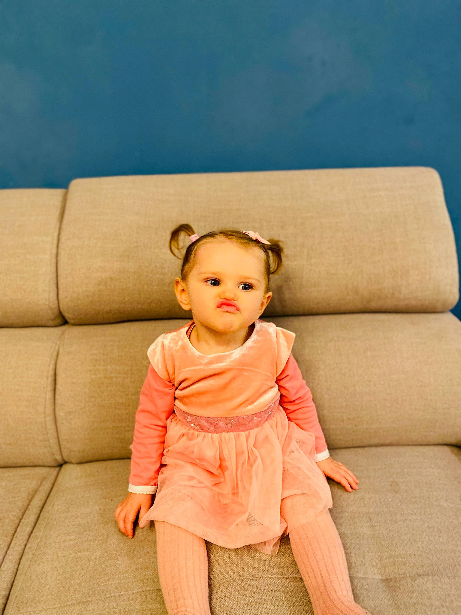 Ivy participe au concours pour gagner de l'argent avec cette photo : art, baby_toddler_clothing, cheek, child, chin, comfort, flash_photography, flooring, fun, hairstyle, happy, lip, neck, peach, person, sitting, skin, sleeve, smile, toddler